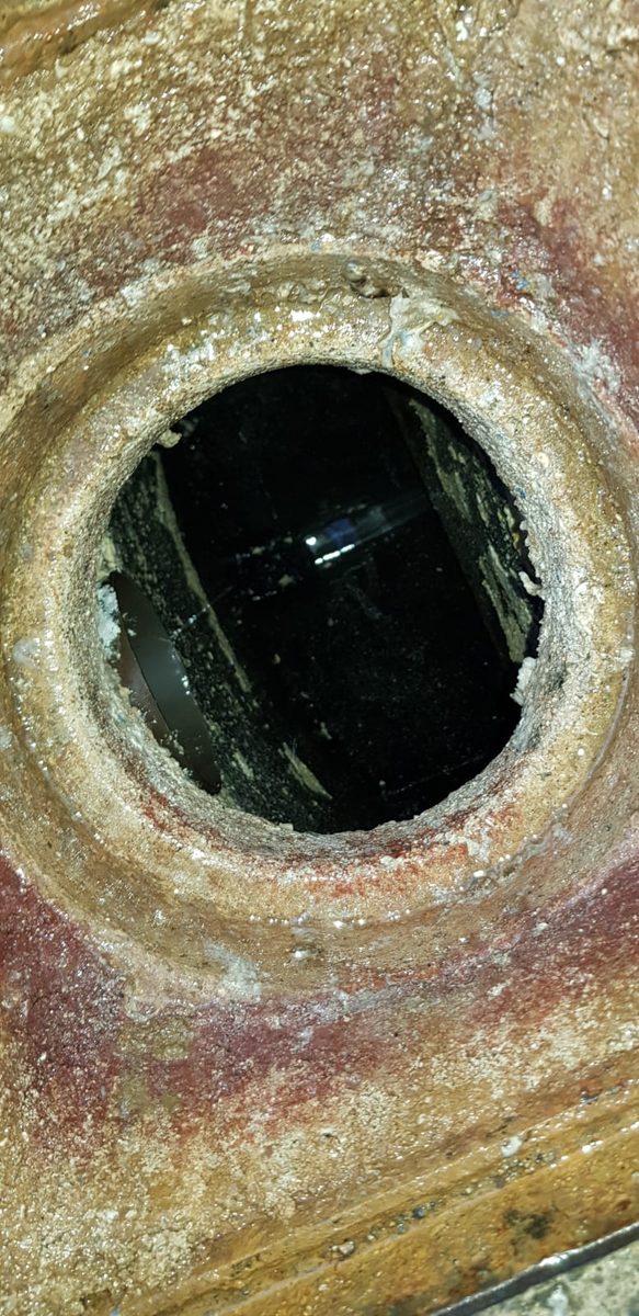 Pozzetto di ispezione aperto, con la tubazione visibile all'interno