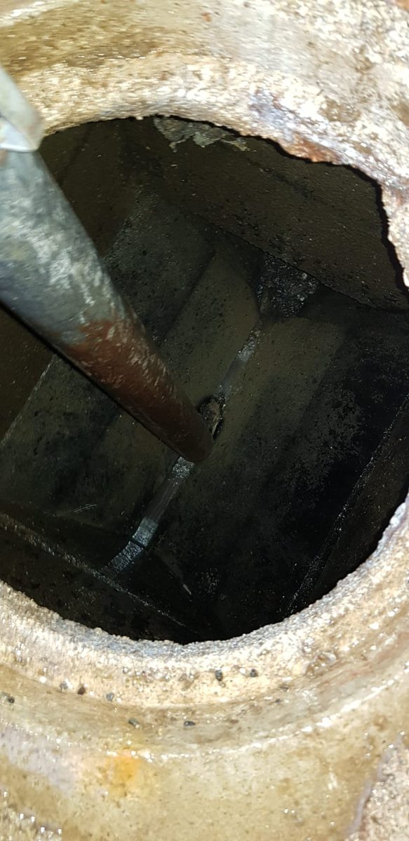 Vasca aperta durante lo spurgo, con la sonda idro-dinamica calata all'interno