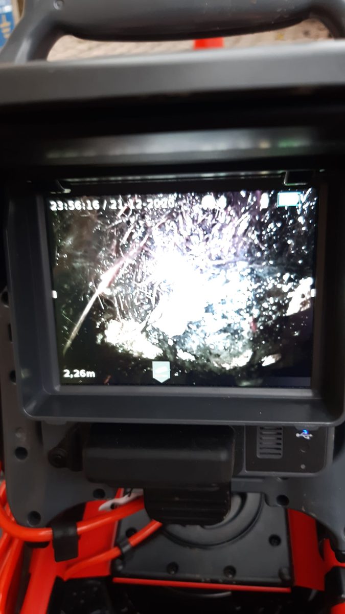 Schermo della video-ispezione: radici entrate nella condotta a 2,26 metri di profondita