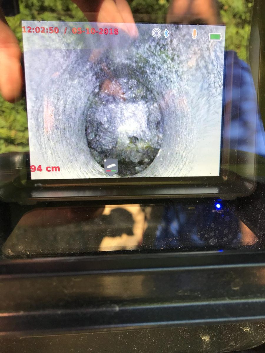 Schermo della video-ispezione che mostra l'interno di una tubazione a 94 cm